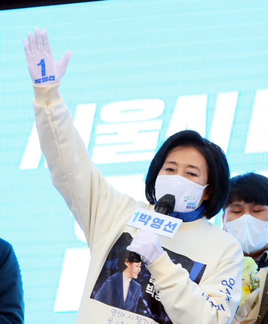 박영선 민주당 서울시장 후보가 주말인 27일 서울 중랑구 동원시장 앞에서 열린 중랑구 집중유세에서 지지를 호소하고 있다. 연합뉴스